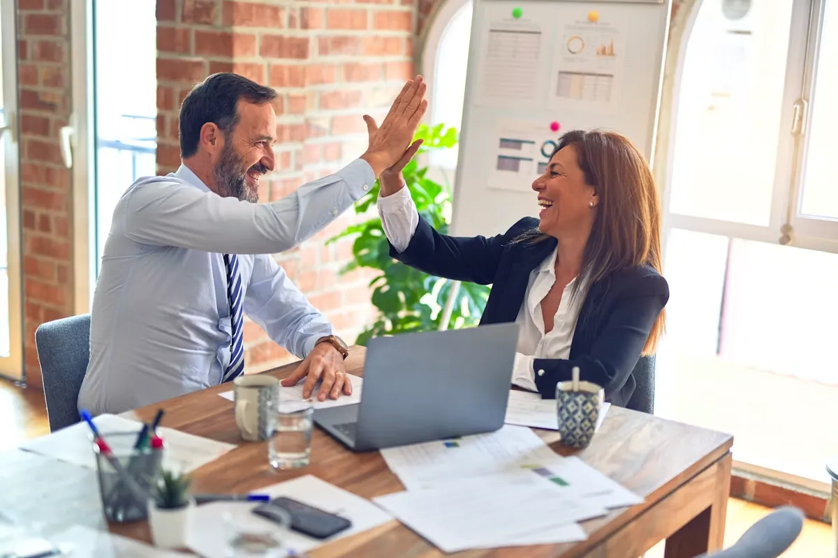 Business consultant Dubai advising a client during a growth strategy session