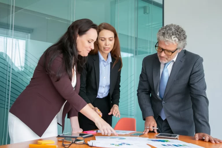Strategic business consulting in the UAE meeting with business professionals